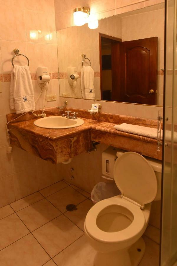 Hotel Makroz Латакунга Экстерьер фото