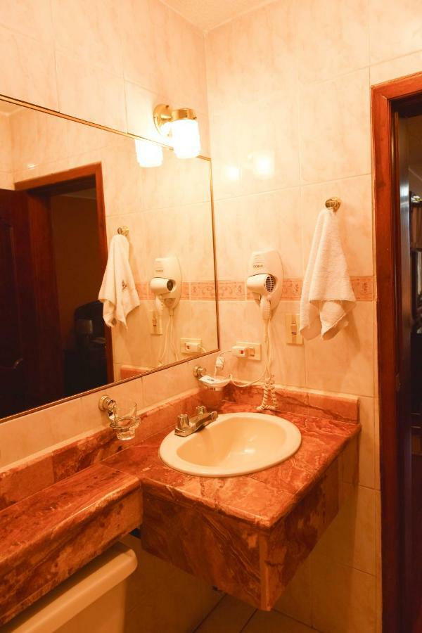 Hotel Makroz Латакунга Экстерьер фото